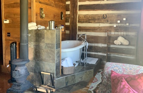 Chromo Ski Chalet | Luxurious Colorado chalet w Hot tub and gorgeous mountain & river side views