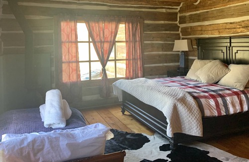 Chromo Ski Chalet | Luxurious Colorado chalet w Hot tub and gorgeous mountain & river side views