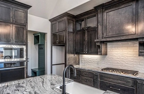Mustang House | Luxurious Living in Mustang - Executive style home, great for families!