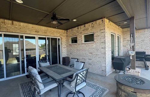 Mustang House | Luxurious Living in Mustang - Executive style home, great for families!