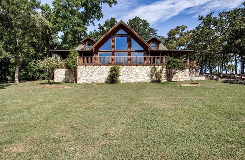 Athens Cabin | Luxurious Log Cabin Rental for Groups with Private Lake near Dallas, Texas