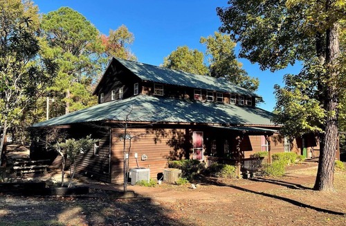 Zwolle Cabin | Luxurious Retreat Cabin with Scenic Pond Views, Expansive Decks, and Resort Amenities Near Zwolle, LA
