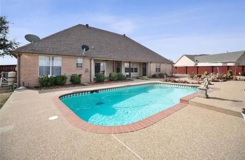 Cleburne House | Luxurious & Spacious 6BR w/Pool/Kayak/Lake/Golf