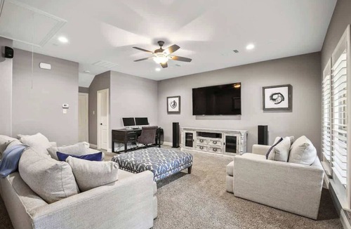 Legacy Park House | Luxurious Townhouse across from Legacy West