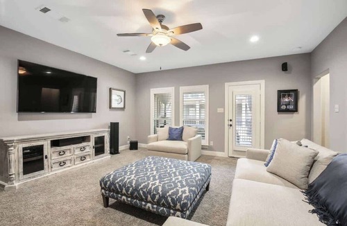 Legacy Park House | Luxurious Townhouse across from Legacy West