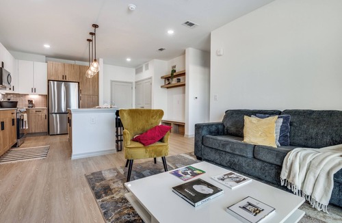 Farmers Branch Apartment | Luxury 1 Bedroom Retreat + Pool + Gym + Free Parking