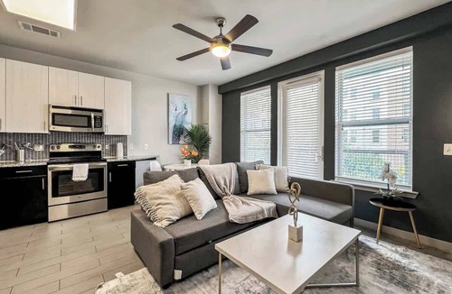 Uptown Apartment | Luxury 1BD | Uptown | Sleeps 4 | Parking