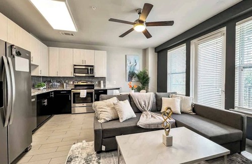 Uptown Apartment | Luxury 1BD | Uptown | Sleeps 4 | Parking