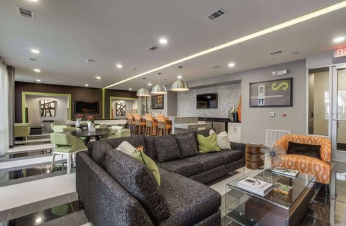 Uptown Apartment | Luxury 1BD | Uptown | Sleeps 4 | Parking