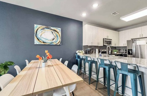 Uptown Apartment | Luxury 1BD | Uptown | Sleeps 4 | Parking
