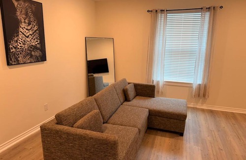 George Bush Park/Eldridge Apartment | Luxury 1BR Haven with Modern Finishes