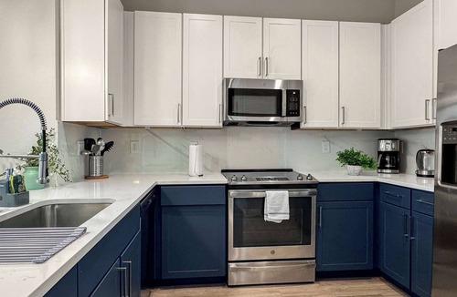 Deep Ellum Apartment | Luxury 2BD in Deep Ellum w/Pool Gym Parking