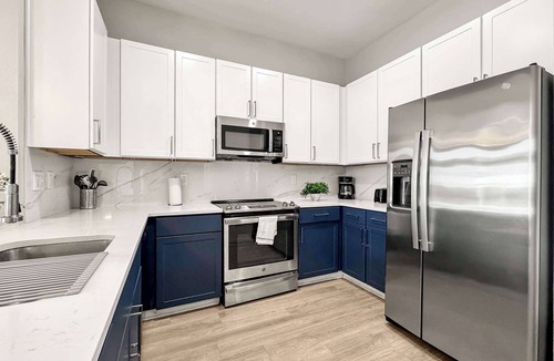 Deep Ellum Apartment | Luxury 2BD in Deep Ellum w/Pool Gym Parking