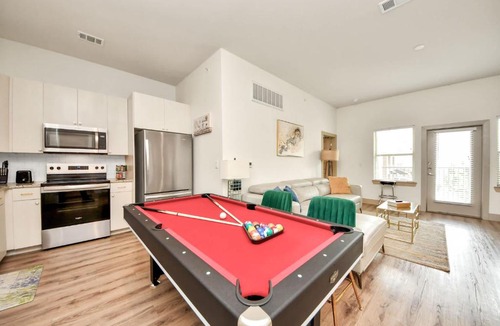 Addicks Apartment | Luxury 2BR King Beds Pool Table & Arcade Hospital