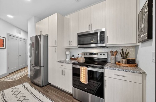 Dallas Apartment | Luxury 2BR Retreat| 3 Mins to Love Field w/Pool + Gym