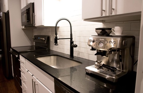 Government Hill House | Luxury 2BR Sunset Views - 0.4 miles to Pearl