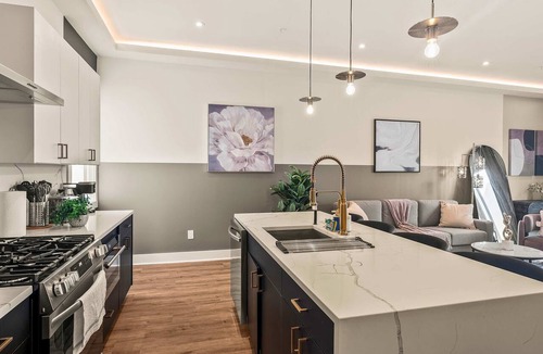 Old East Dallas House | Luxury 3BD | Rooftop Deck | Sleeps 11 | Parking