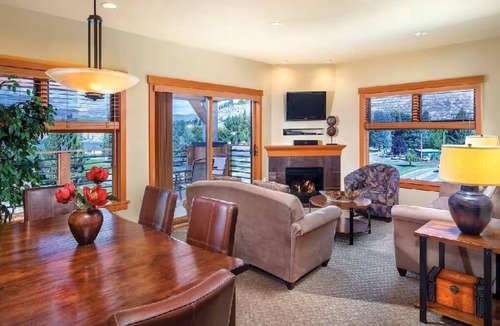 Chelan Resort | Luxury 3BR Lake Chelan resort: 10 days of lakeside bliss and total relaxation.