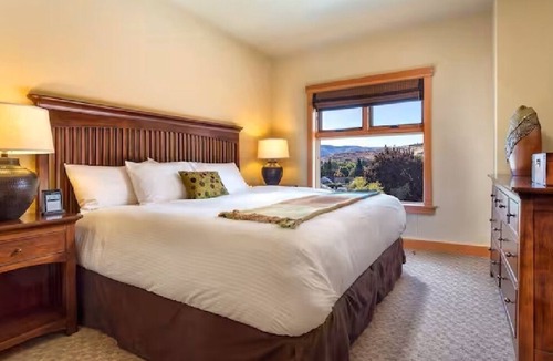 Chelan Resort | Luxury 3BR Lake Chelan resort: 10 days of lakeside bliss and total relaxation.