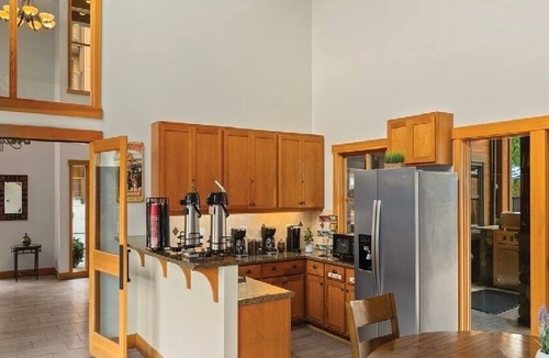 Chelan Resort | Luxury 3BR Lake Chelan resort: 10 days of lakeside bliss and total relaxation.