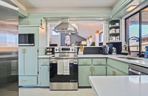 Oklahoma City House | Luxury 3BR Retreat Fire Table Minutes to Lake Hefner