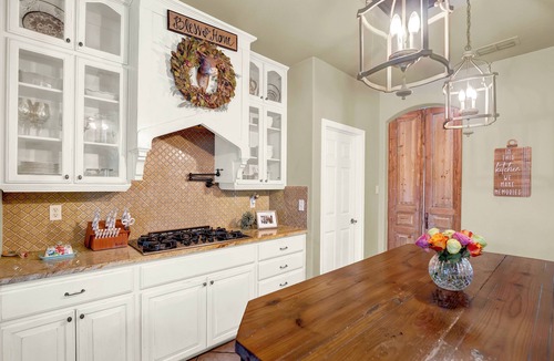 Hondo House | Luxury 4/3.5 estate with WOW backyard in the heart of Hondo TX- hunting country!