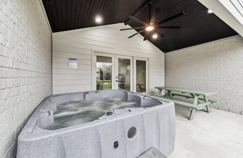 Westbury House | Luxury 4Bd 2Ba w Hot-Tub & Cinema Room - 14 guest