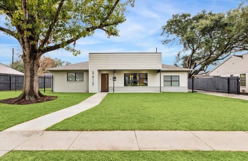 Westbury House | Luxury 4Bd 2Ba w Hot-Tub & Cinema Room - 14 guest
