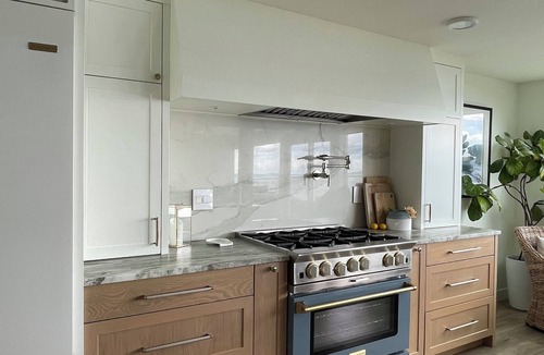 Priest Point House | Luxury 4BR Beachfront Retreat. Designer Kitchen, Views, Game Room, Piano, A/C