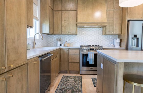 Broken Arrow House | Luxury 4BR |Sleeps 9 | New Build | Family Friendly