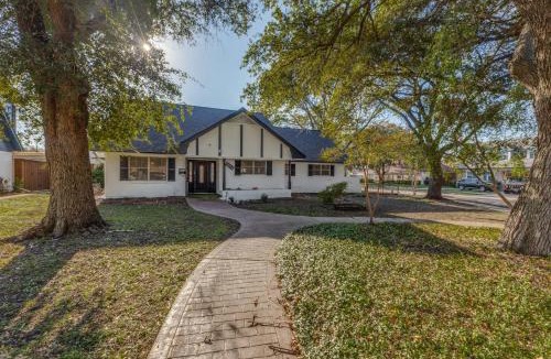Dallas House | Luxury 5BR Home w Pool Cinema and Game Room