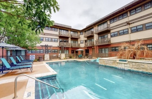 Kessler Apartment | Luxury Apartment w/ refreshing pool - 15 min from downtown Dallas!