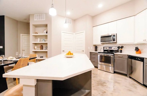 Tobin Hill Apartment | Luxury Apt Steps Away From Shopping & Dining, FREE Parking