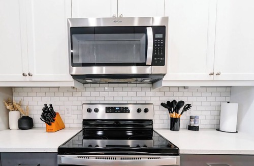 Tobin Hill Apartment | Luxury Apt Steps from Shopping & Dining, Free Parking, Resort Style Pool, Gym
