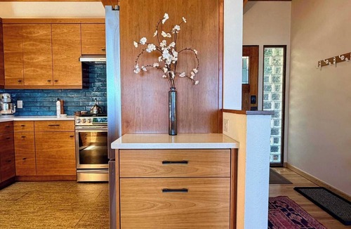South Hill House | Luxury Bay Retreat | Hot Tub + Views