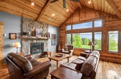 Wahoo House | Luxury Cabin Getaway with Views of Lake Wanahoo near Lincoln in Nebraska