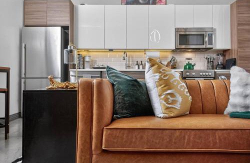 Downtown Dallas Apartment | Luxury Downtown 2BR - Dedicated Office & Resort Pool