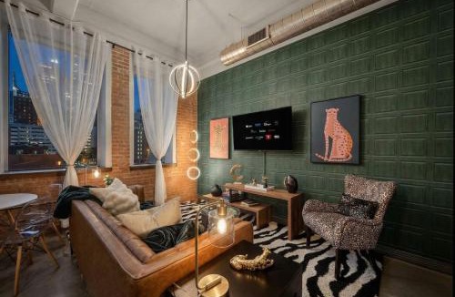 Downtown Dallas Apartment | Luxury Downtown 2BR - Dedicated Office & Resort Pool