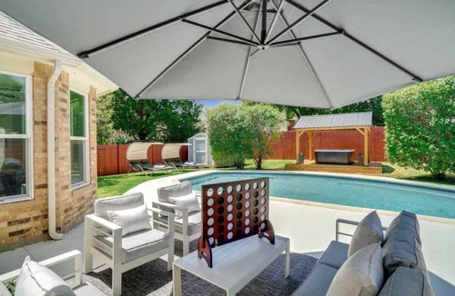 Flower Mound House | Luxury Escape Home with pool/spa/game room