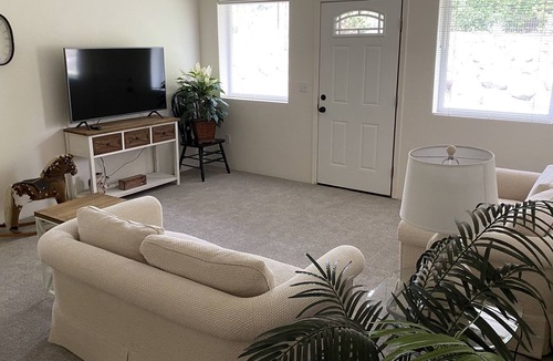 Ephrata House | Luxury Guest House in nice neighborhood close to all amenities