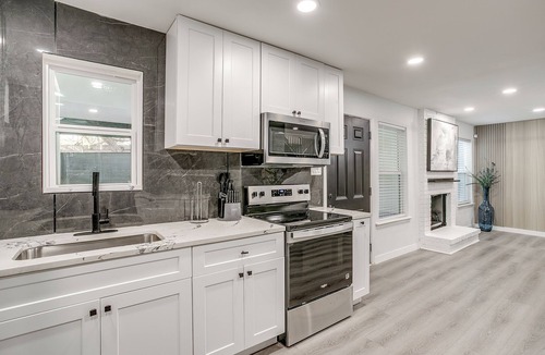 West Arlington House | Luxury Home, Prime Location, Private Outdoor Oasis in The Heart of DFW.