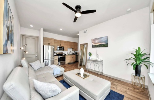 South Central Houston Apartment | Luxury Houston Apartment Rooftop Pool City Views & King Beds!