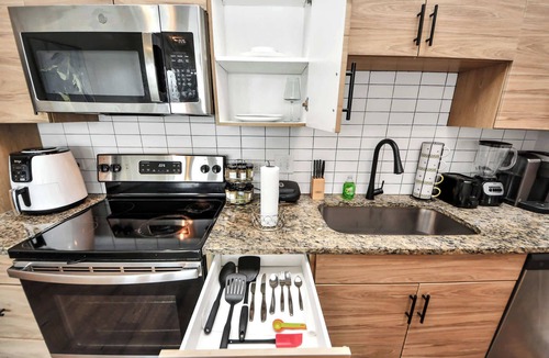 South Central Houston Apartment | Luxury Houston Apartment Rooftop Pool City Views & King Beds!