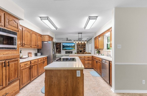 Yantis House | Luxury Lake Fork Waterfront w/Pool, Jacuzzi & Dock