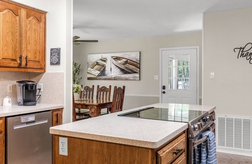 Yantis House | Luxury Lake Fork Waterfront w/Pool, Jacuzzi & Dock