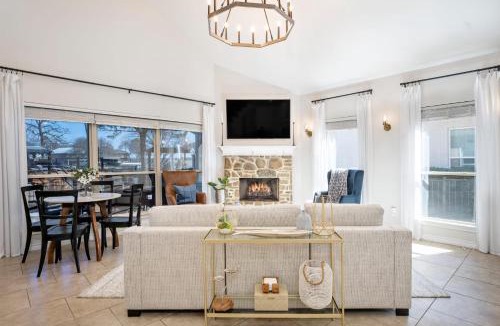 Mabank House | Luxury Lakefront Getaway