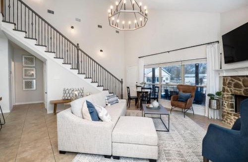 Mabank House | Luxury Lakefront Getaway
