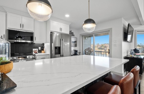 Lake Hamilton Condo | Luxury Lakefront Retreat I Pool - Hot Tub - Balcony Views
