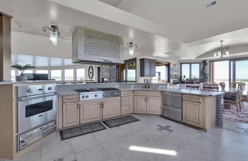 Parker Villa | Luxury Mansion Retreat, Sleeps 16+ ,Panoramic VIEWS 36 Acre Land .in the city .
