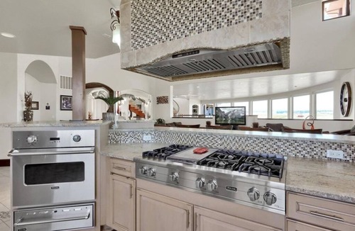 Parker Villa | Luxury Mansion Retreat, Sleeps 16+ ,Panoramic VIEWS 36 Acre Land .in the city .